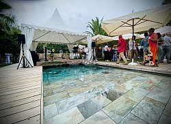Scene sur piscine